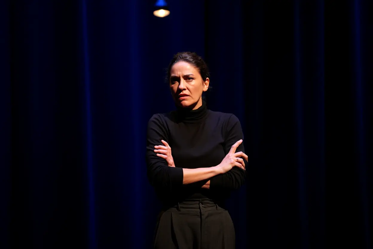 Acteur travaillant l'expression corporelle sur scène