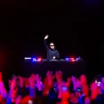 Acteur respirant profondément avant de monter sur scène