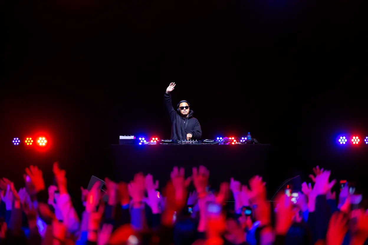 Acteur respirant profondément avant de monter sur scène