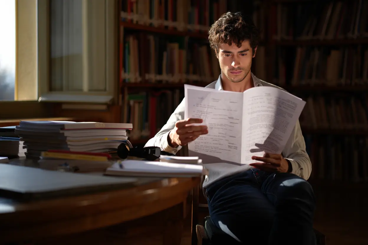 Comédien en train de pratiquer son texte avec gestes et intonation