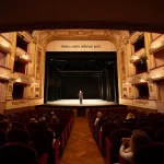 Un groupe de débutants en cours de théâtre, échauffement ludique