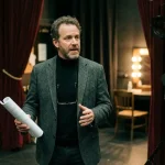 Un acteur en costume de scène lors d'une représentation théâtrale